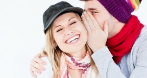 Нэг удаа, олон шавь нарынхаа өмнө сургааль айлдаж байсан номын багш нь, -Үг бол амьд юм, үгийн хүч зүйрлэшгүй хүчтэй гэж хэлээд, яриагаа дуусгав. Анхааралтай сонсож байсан шавь нар нь, тэрхүү агуу үгийн хүчийг ашиглаж сурахсан гэсэндээ, ам амандаа, -Яаж үүнийг сурах вэ? гэцгээхэд, багш нь, -Энэ чадвар та бүхэнд одоо ч байгаа гэжээ. Гайхсан сурагчид, дор дороо, нотолгоо хүсэх мэт бие биенээ харснаа, нэг хэсэг нь итгэлгүй мушийн инээмсэглэх бөгөөд нөгөө хэсэг нь, үүнийг батлахсан гэсэн байдалтай толгойгоо гашилган сууцгаав. Гэтэл хамгийн арын эгнээнээс, нэг шавь нь, -Таны хэлсэн худлаа, “Бурхан, Бурхан, Бурхан, Бурхан байгаа” гэж та, байнга давтаад, гэгээнтэн болох уу? Тэгвэл, “Нүгэл, Нүгэл, Нүгэл” гэж давтаад, нүгэлтэн болох юм уу? гэж чангаар хашгирч эхлэв.  Хариуд нь багш нь: -Дуугай бол, тэнэг минь, гэж яриаг нь таслахад, бүх хамт сурдаг нөхдийнхөө өмнө “тэнэг” гэж хэлүүлсэн өнөөх шавь нь, уурласандаа, багшийгаа хэлэх хэлэхгүй үгээр доромжилж эхлэв. Уур хилэн нь ухаан санааг нь бүр мөсөн эзэлсэн байлаа. Гэтэл багш нь, сонсож сууснаа, буруугаа мэдэрсэн хүний царайтай, -Уучил намайг, уурандаа хэлчихсэн нэгхэн муу үгийг минь уучил. Би, чамаас үнэхээр уучилахыг гуйж байна. Би чамд доромж үг хэлэх ёсгүй байсан юм гэхэд, шавь нь шууд л тайвширав. Багш нь яриагаа үргэлжлүүлэн, -Та нар харав уу? Сая нэг үг, хүнийг уур хилэнд хүргэж, нөгөө үг нь тайвшруулж чадлаа. Та нарын асуугаад байсан, асуултын чинь хариу энэ байна гэж хэлээд яриагаа дуусгажээ.